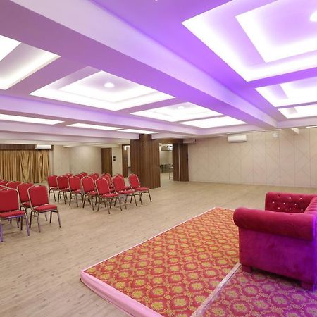 Hotel Privya Rooms And Banquet Surat Eksteriør bilde