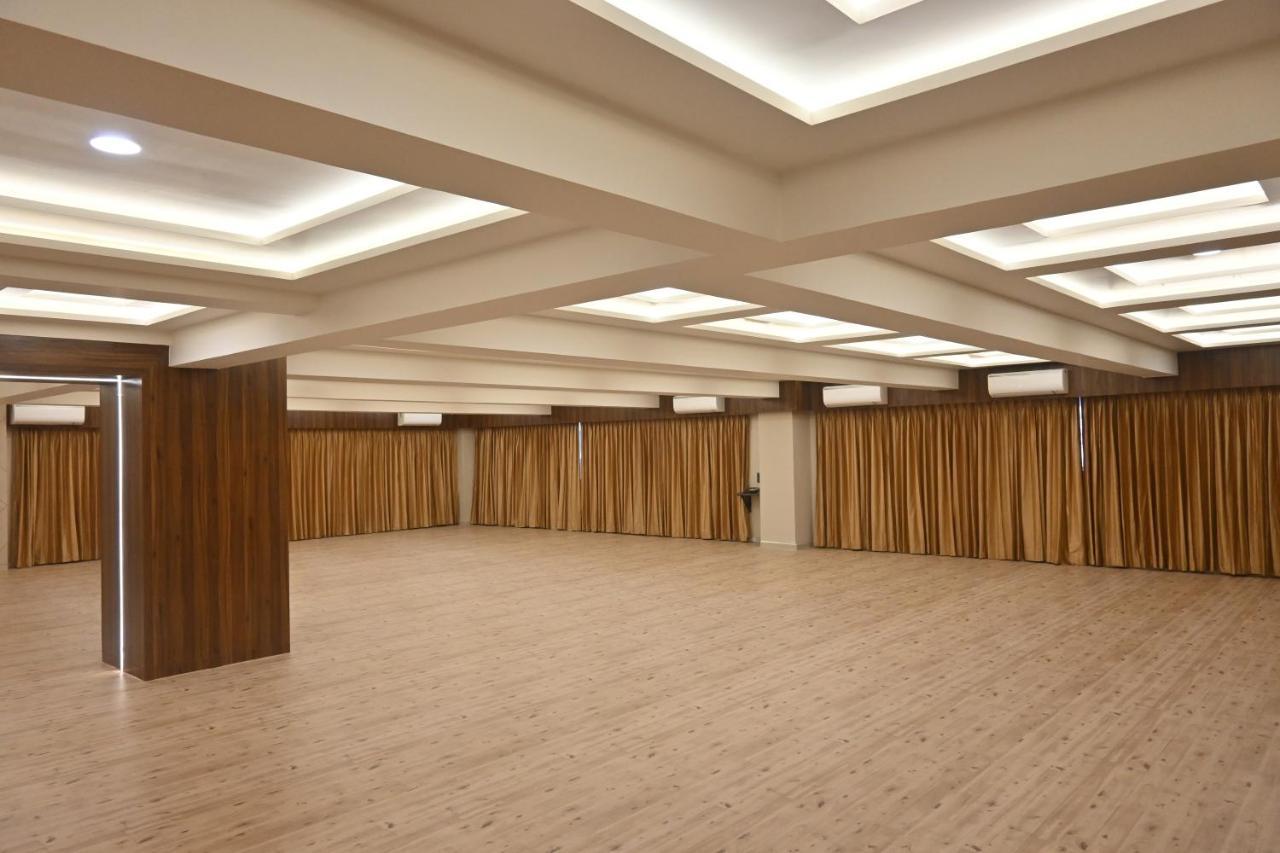 Hotel Privya Rooms And Banquet Surat Eksteriør bilde