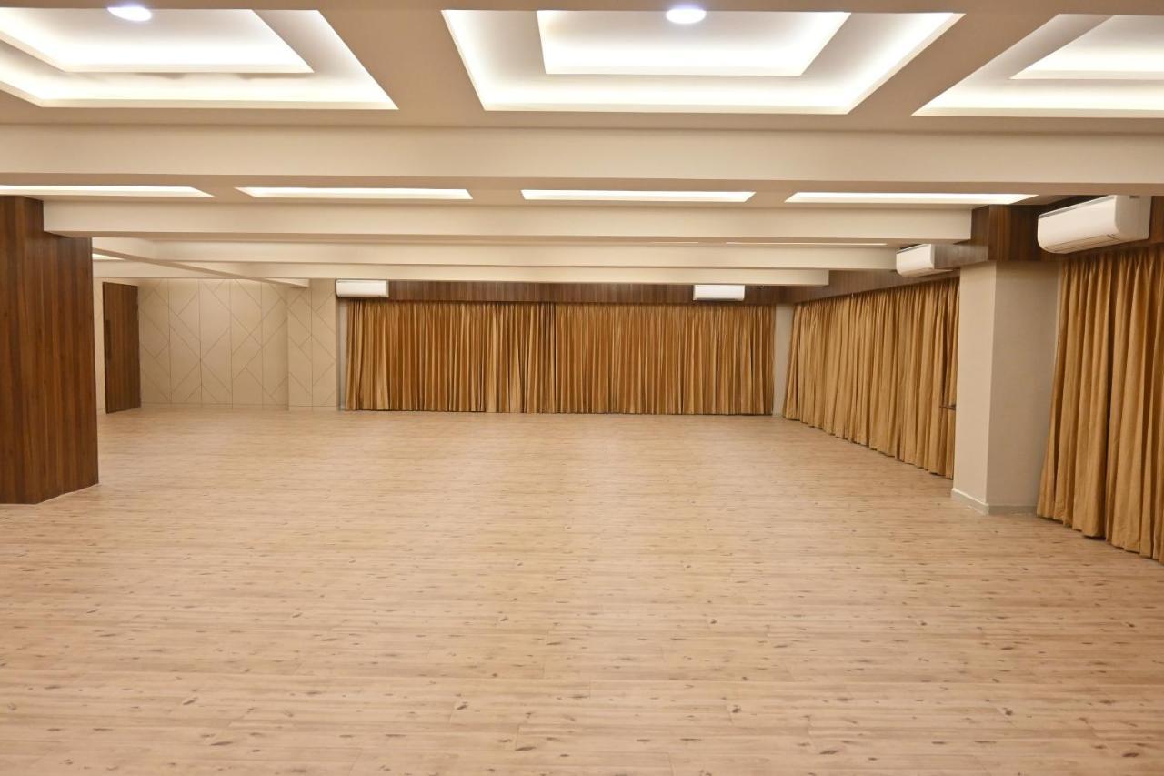 Hotel Privya Rooms And Banquet Surat Eksteriør bilde