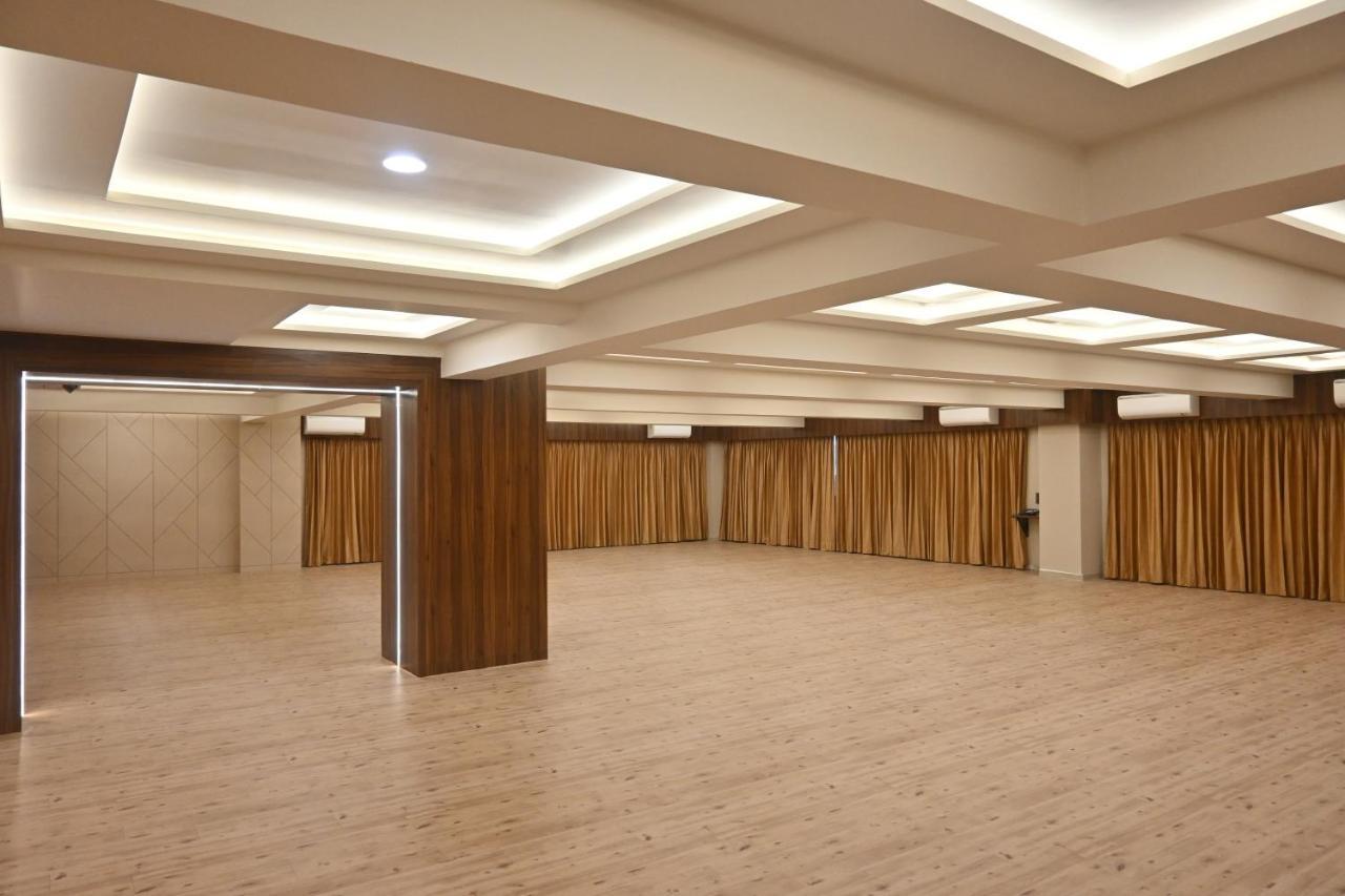 Hotel Privya Rooms And Banquet Surat Eksteriør bilde