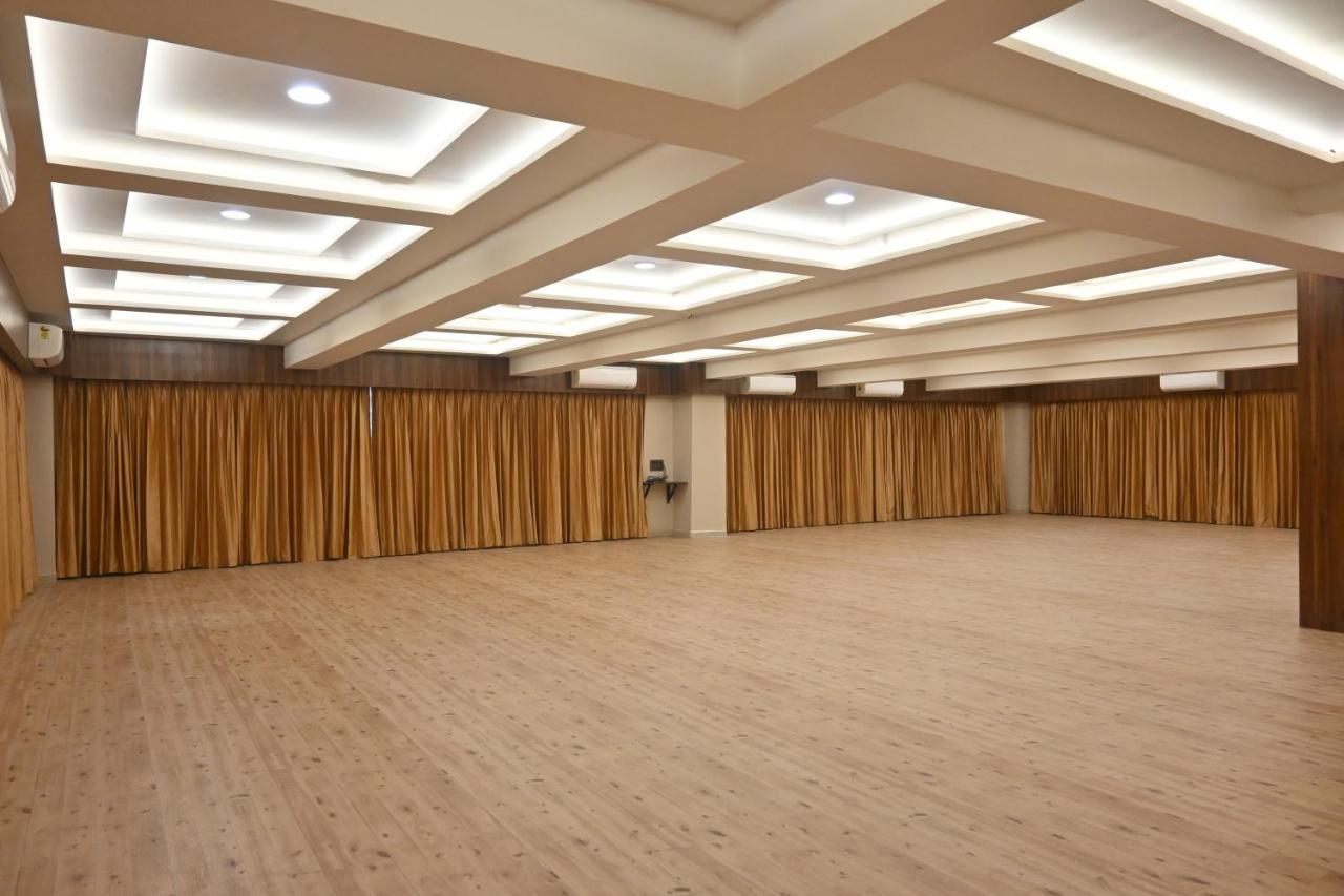 Hotel Privya Rooms And Banquet Surat Eksteriør bilde