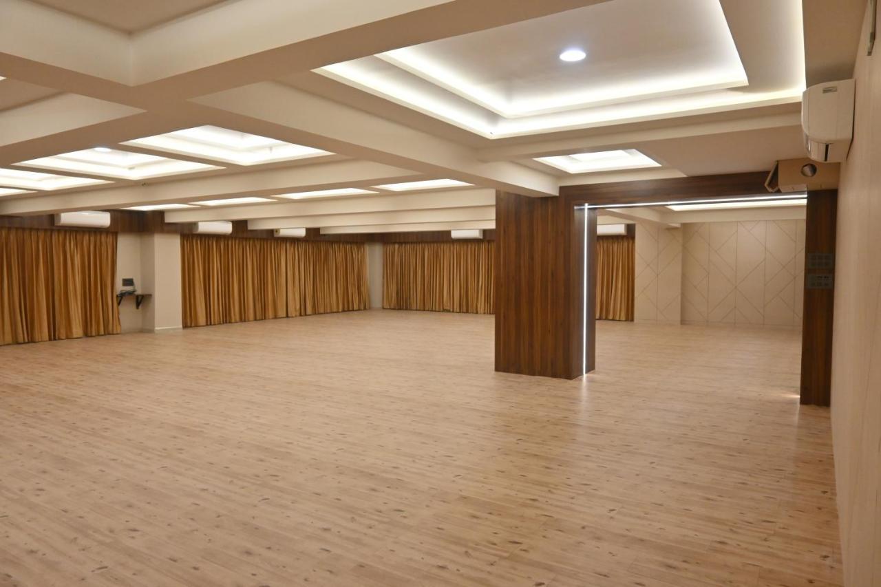 Hotel Privya Rooms And Banquet Surat Eksteriør bilde