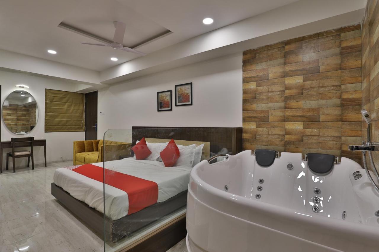 Hotel Privya Rooms And Banquet Surat Eksteriør bilde