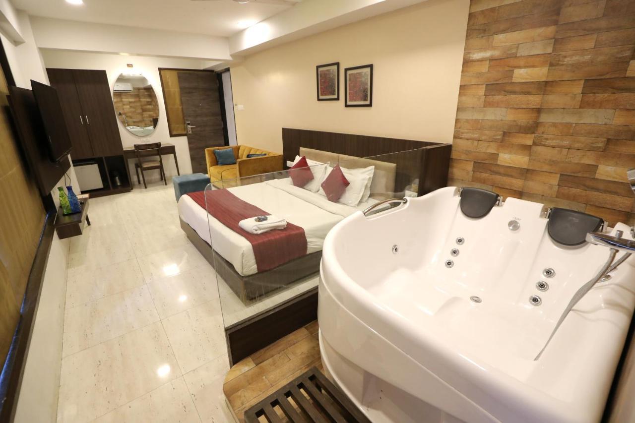 Hotel Privya Rooms And Banquet Surat Eksteriør bilde