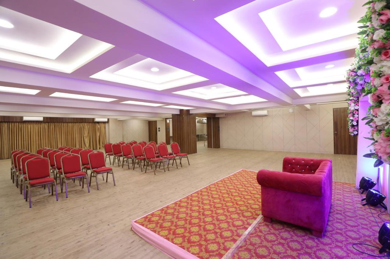 Hotel Privya Rooms And Banquet Surat Eksteriør bilde