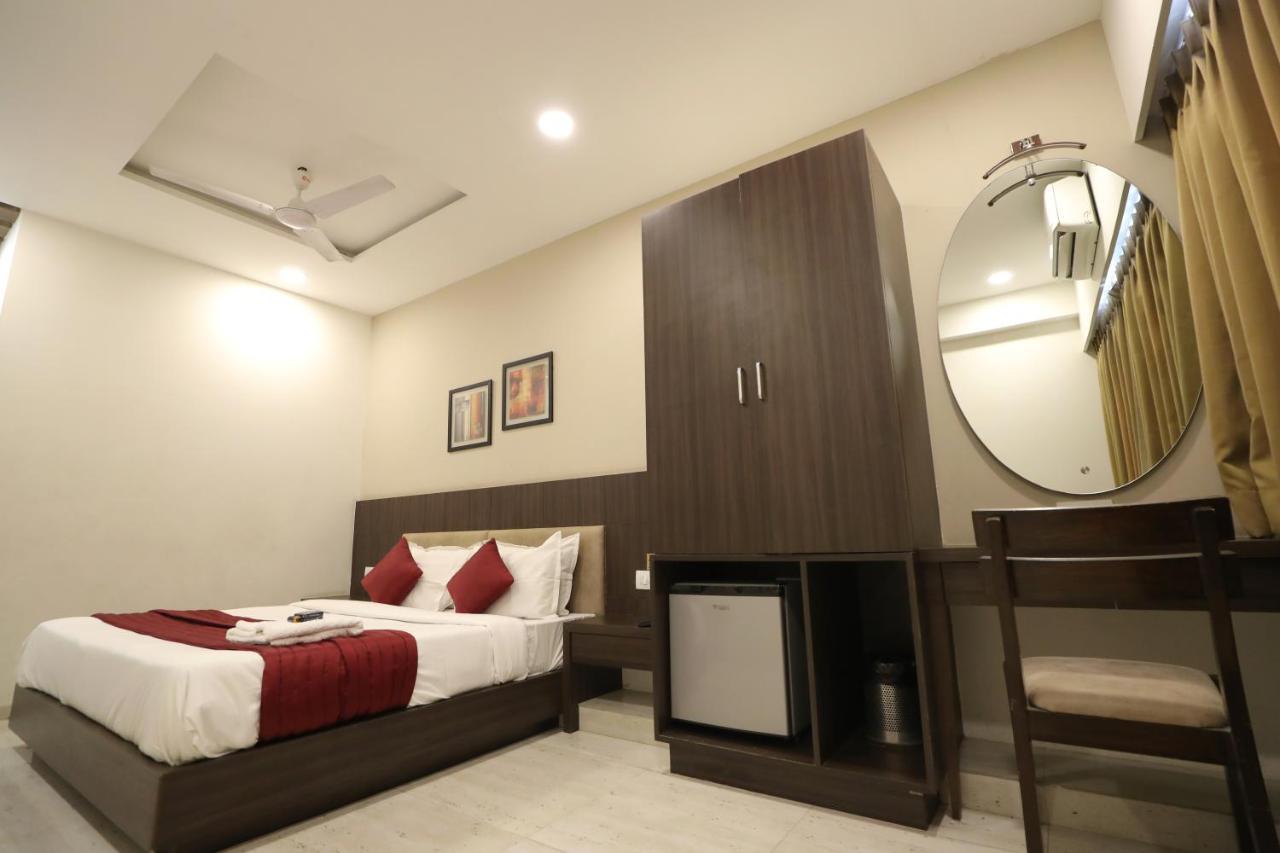 Hotel Privya Rooms And Banquet Surat Eksteriør bilde