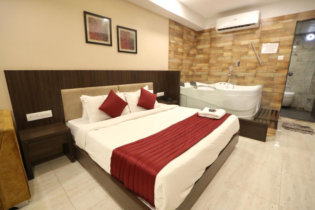 Hotel Privya Rooms And Banquet Surat Eksteriør bilde