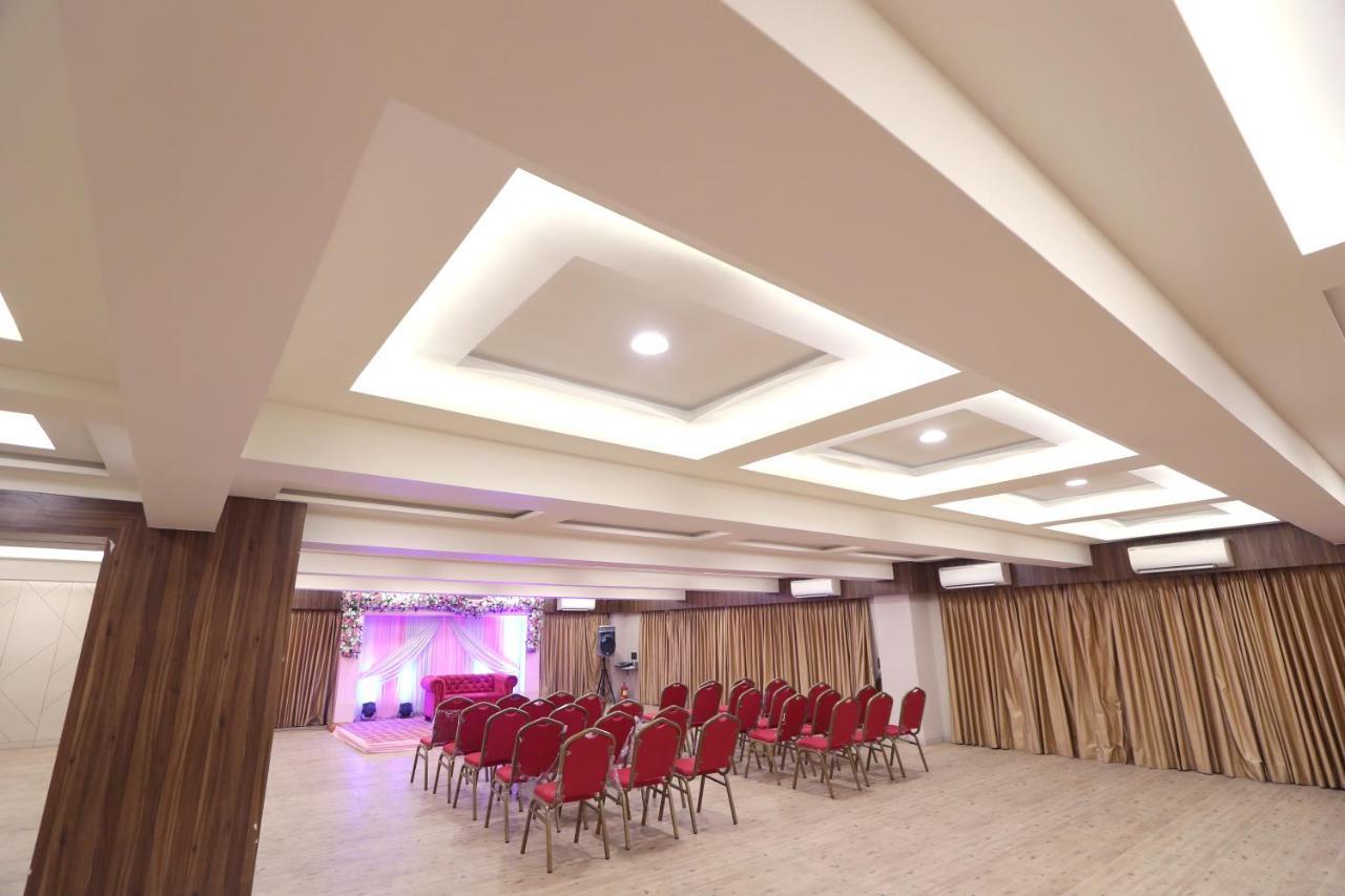 Hotel Privya Rooms And Banquet Surat Eksteriør bilde