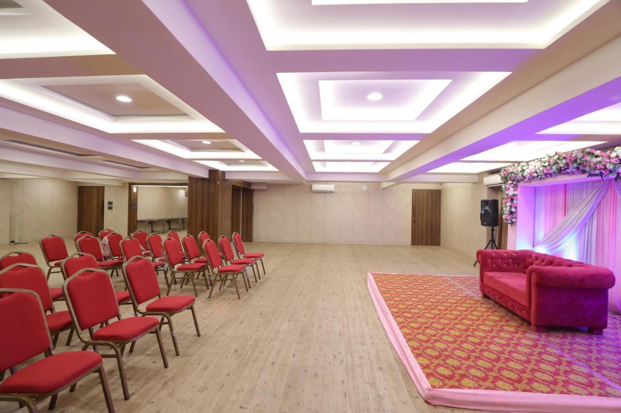 Hotel Privya Rooms And Banquet Surat Eksteriør bilde